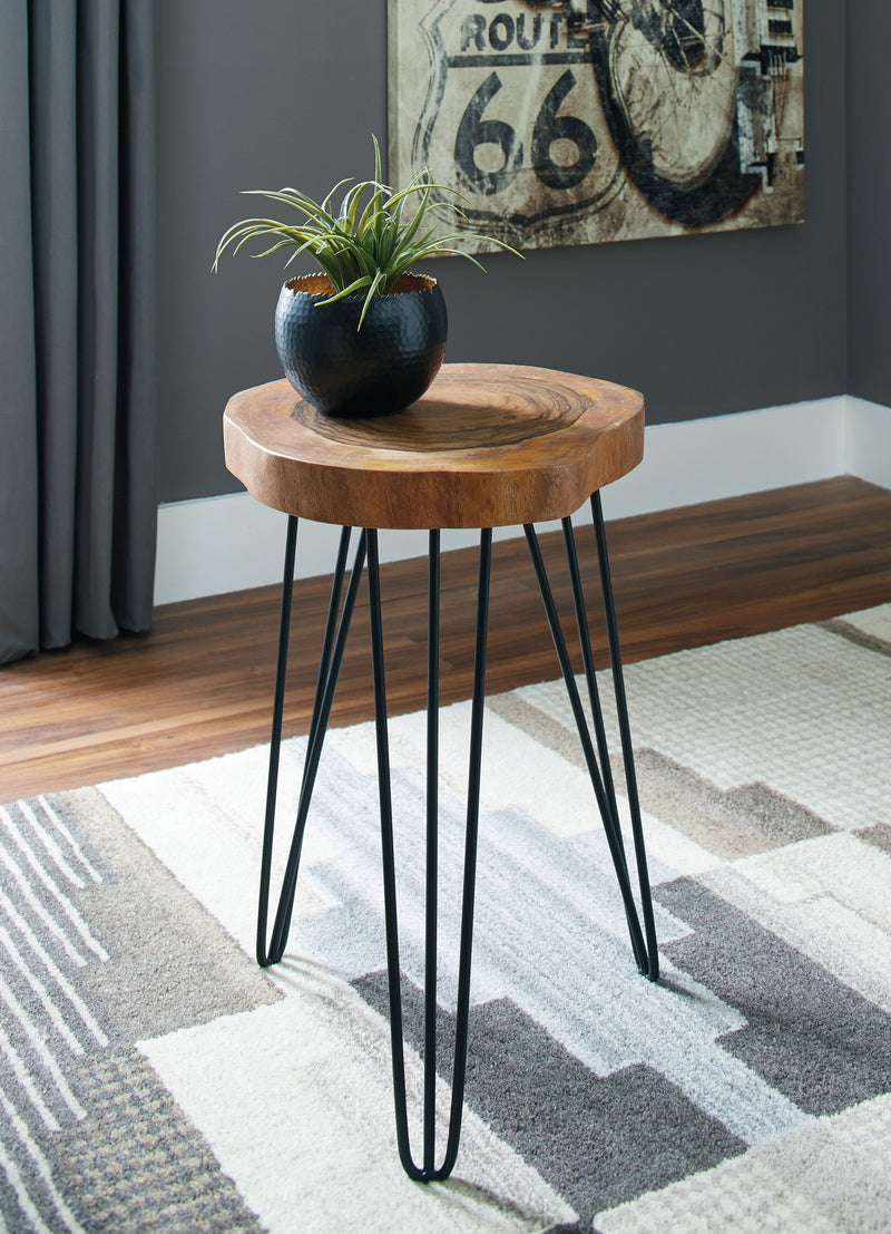 Eversboro Accent Table - Dream Furniture Outlet